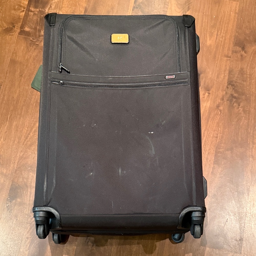 Black alpha Tumi Suitcase 31” (full-size)